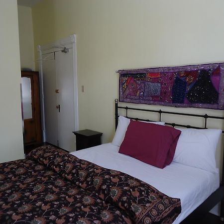 Spadina 11 Guesthouse Toronto Bagian luar foto
