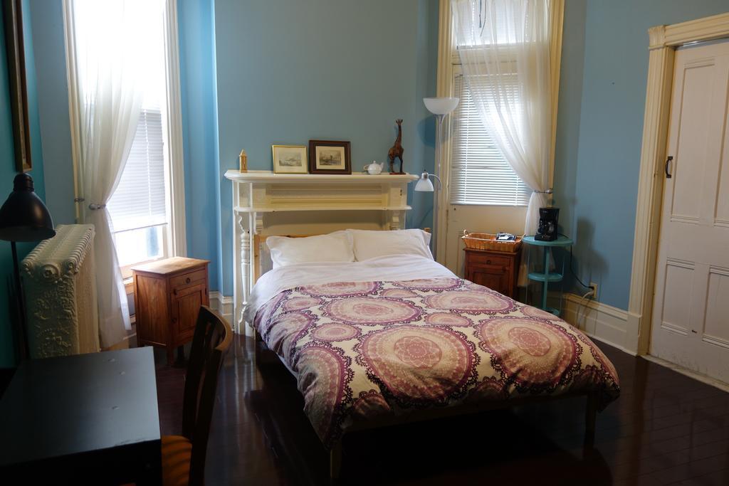 Spadina 11 Guesthouse Toronto Bagian luar foto