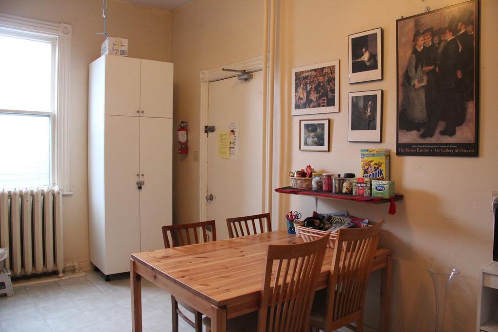 Spadina 11 Guesthouse Toronto Bagian luar foto