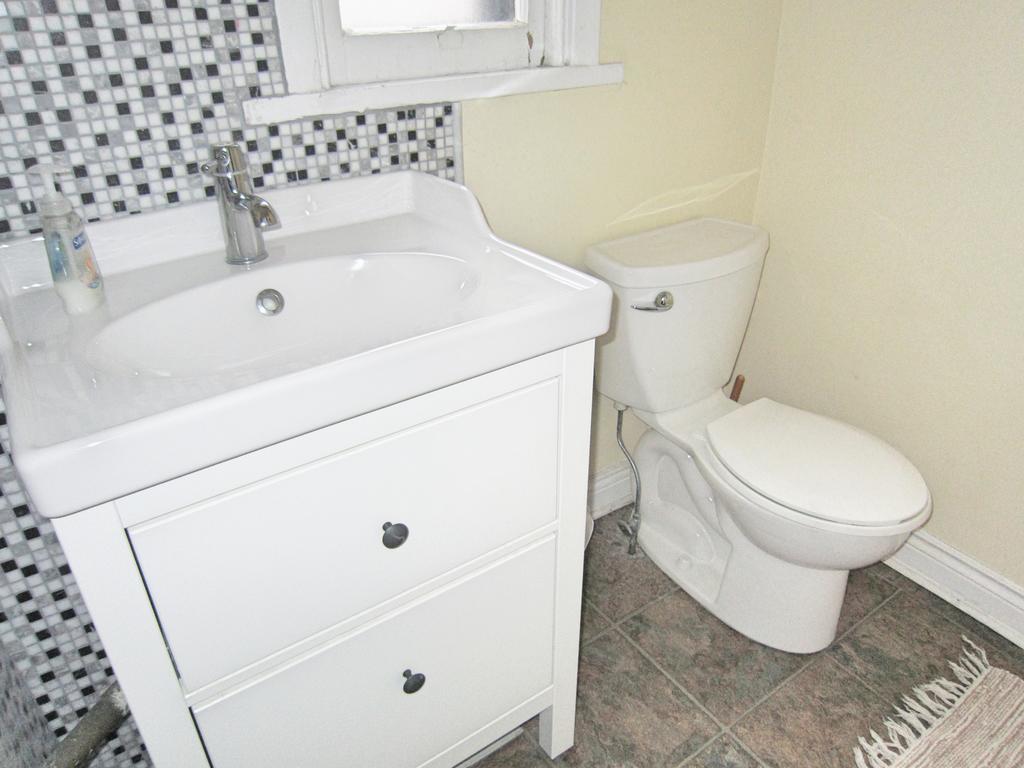 Spadina 11 Guesthouse Toronto Bagian luar foto