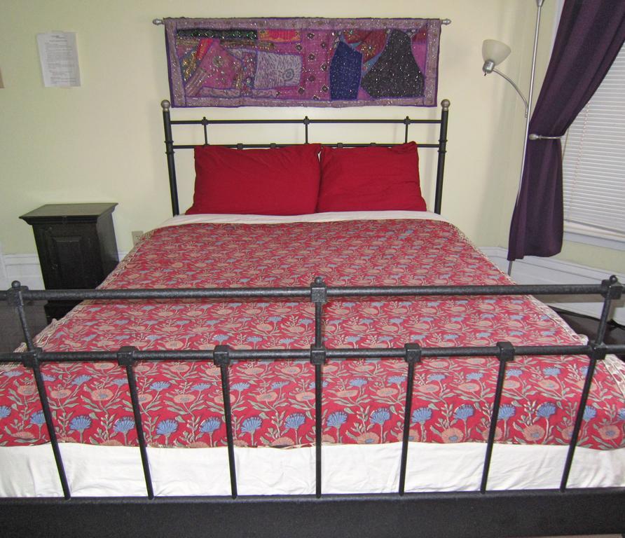 Spadina 11 Guesthouse Toronto Bagian luar foto