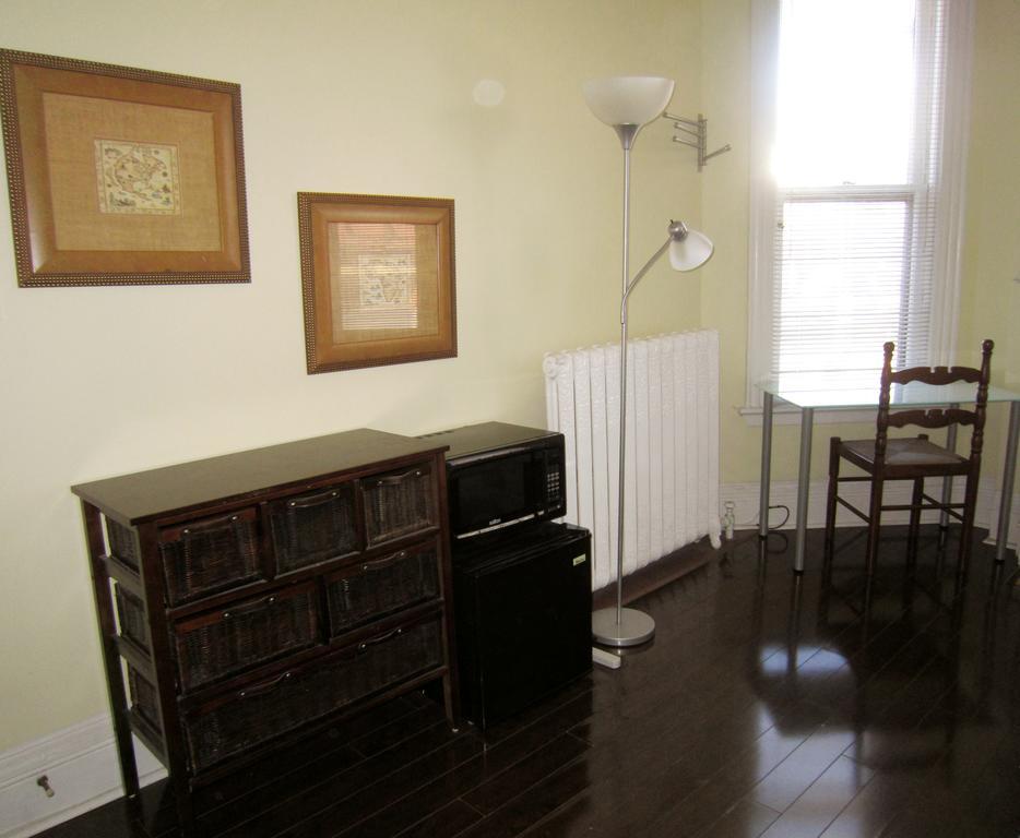 Spadina 11 Guesthouse Toronto Bagian luar foto