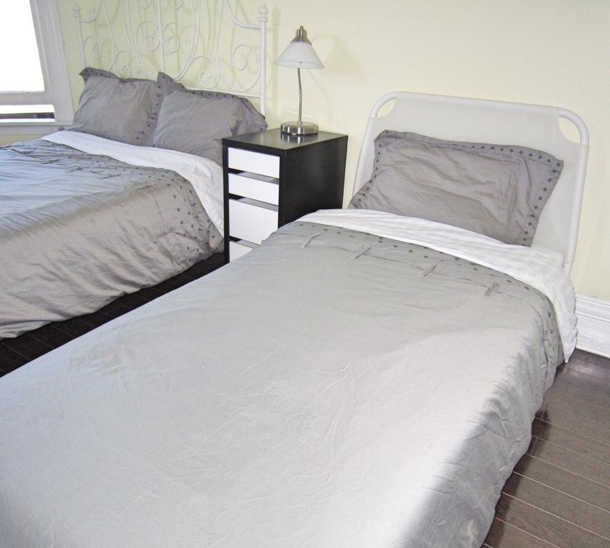 Spadina 11 Guesthouse Toronto Bagian luar foto