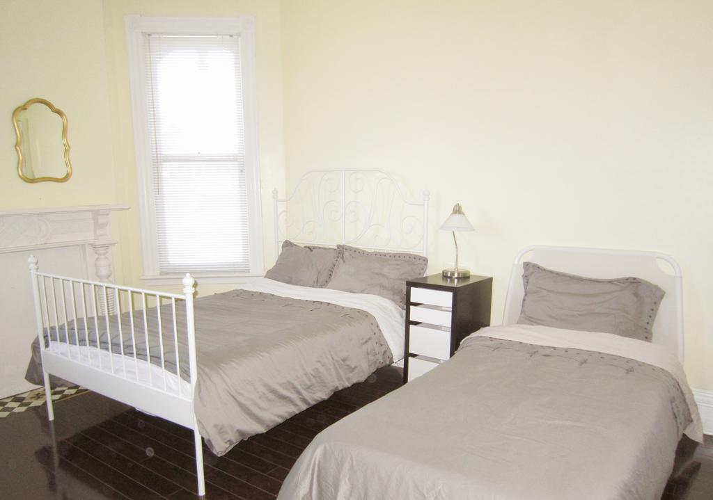 Spadina 11 Guesthouse Toronto Bagian luar foto