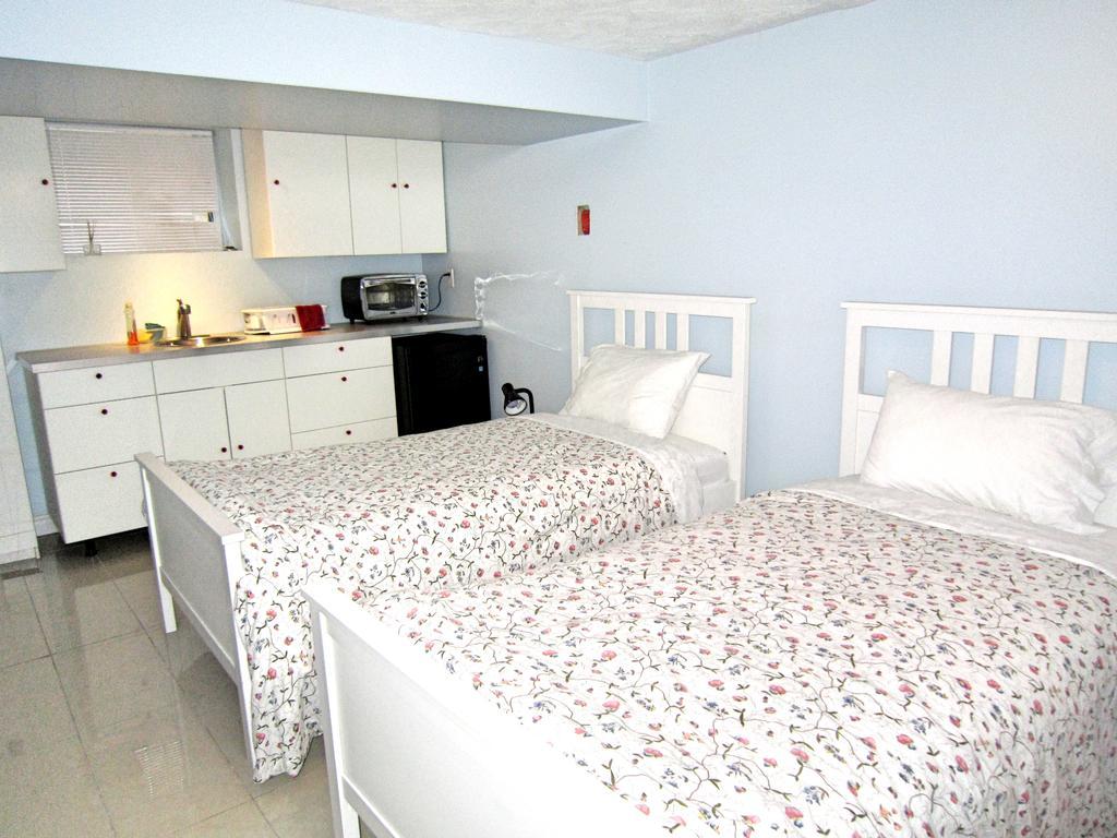 Spadina 11 Guesthouse Toronto Bagian luar foto