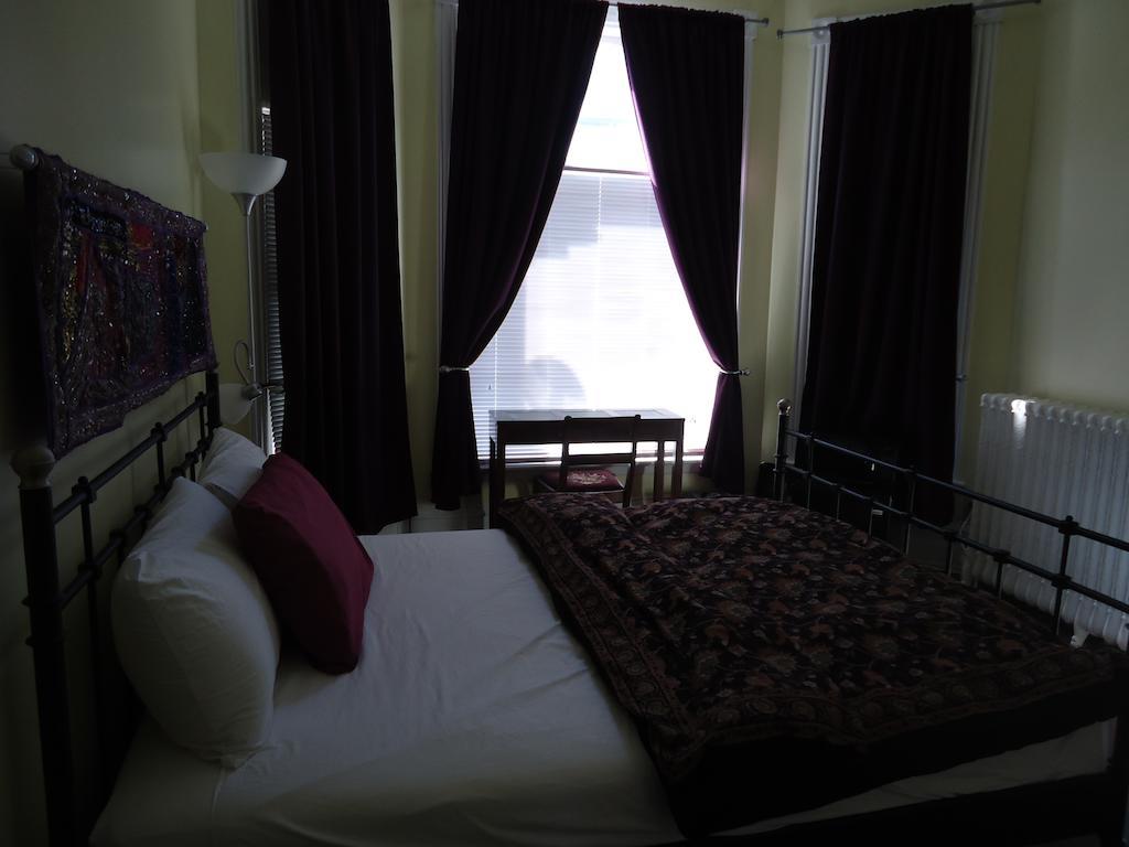Spadina 11 Guesthouse Toronto Bagian luar foto