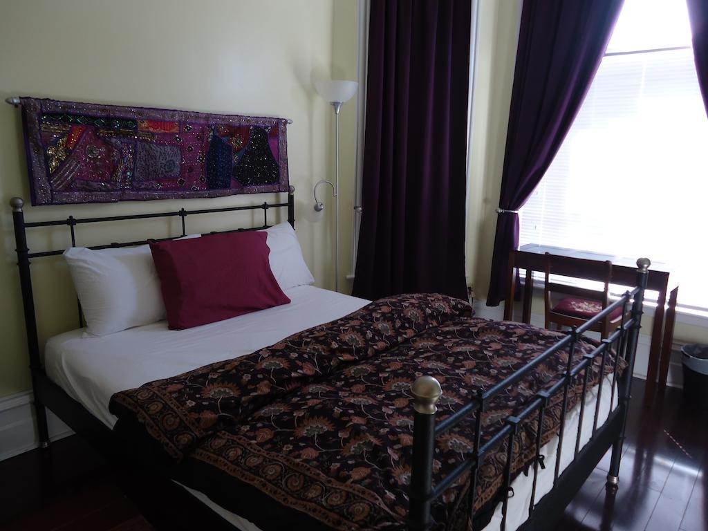 Spadina 11 Guesthouse Toronto Bagian luar foto