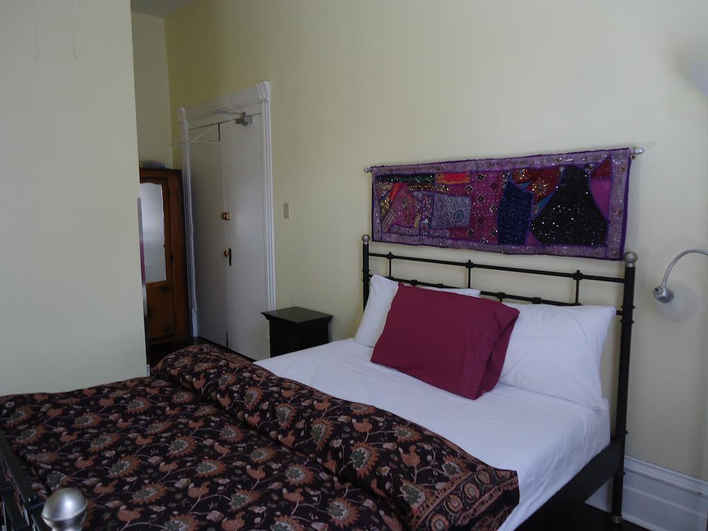 Spadina 11 Guesthouse Toronto Bagian luar foto