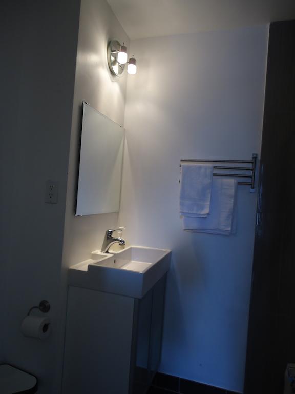 Spadina 11 Guesthouse Toronto Bagian luar foto