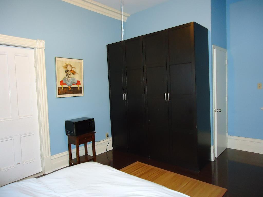 Spadina 11 Guesthouse Toronto Bagian luar foto