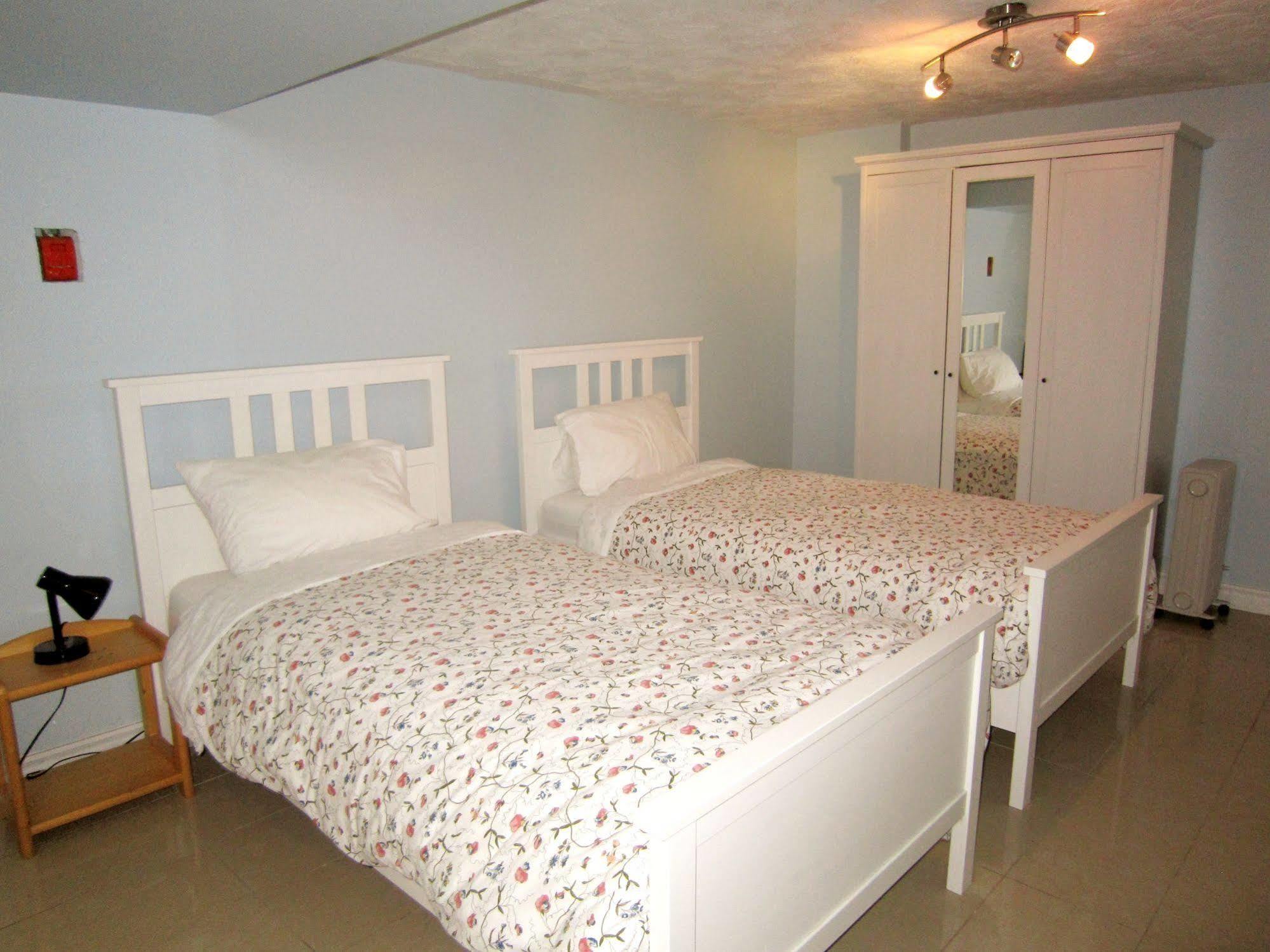 Spadina 11 Guesthouse Toronto Bagian luar foto
