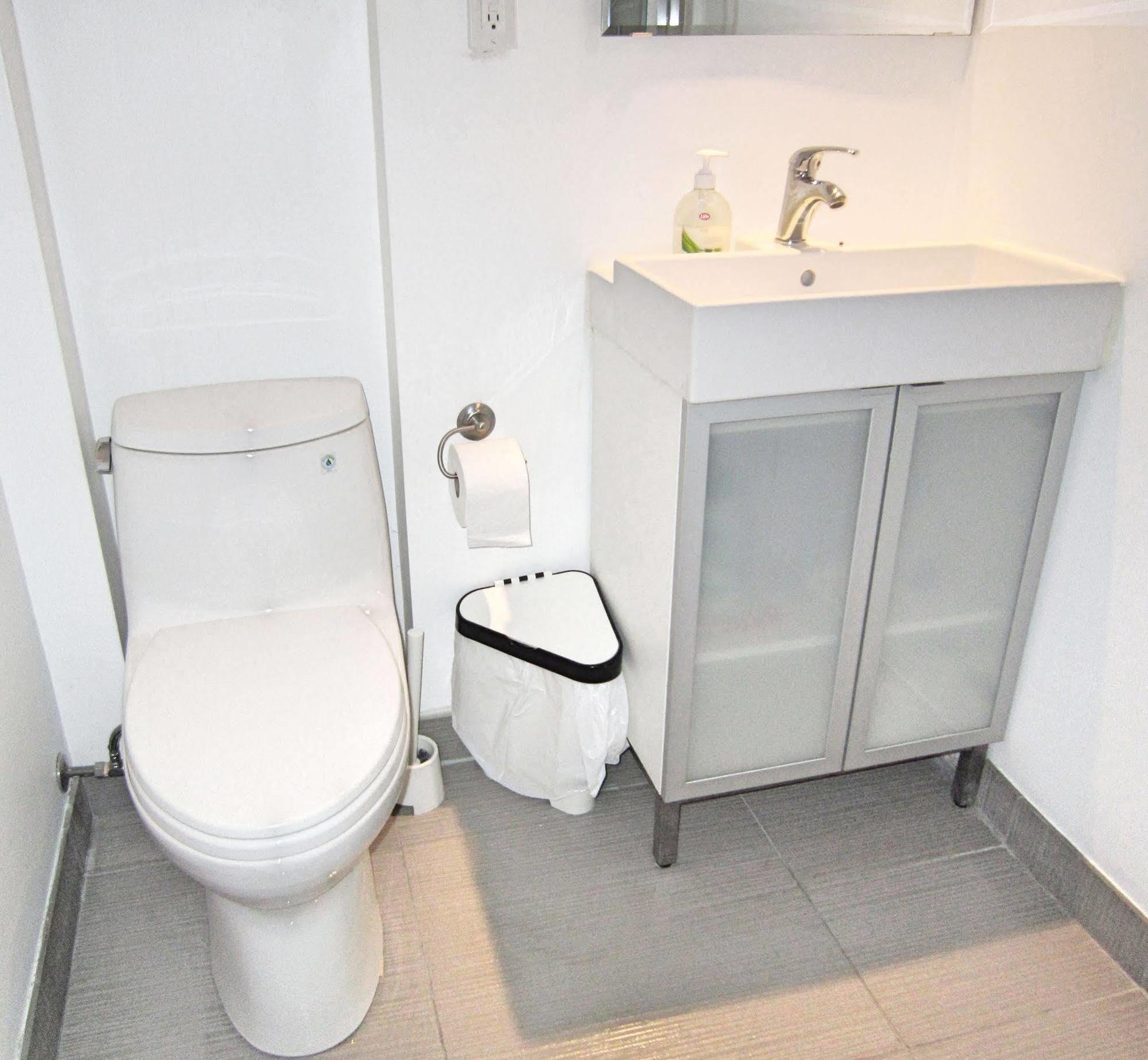 Spadina 11 Guesthouse Toronto Bagian luar foto