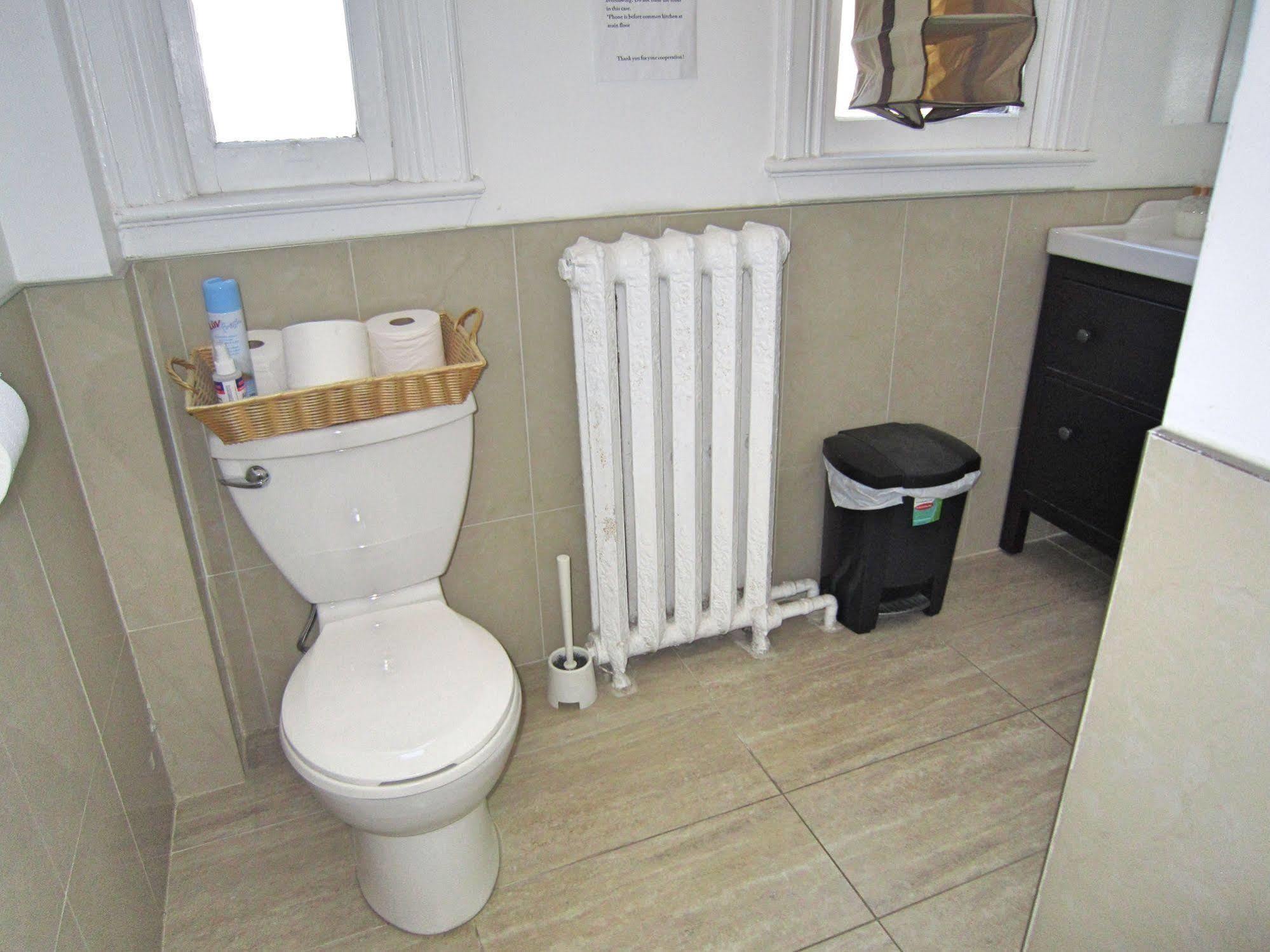 Spadina 11 Guesthouse Toronto Bagian luar foto