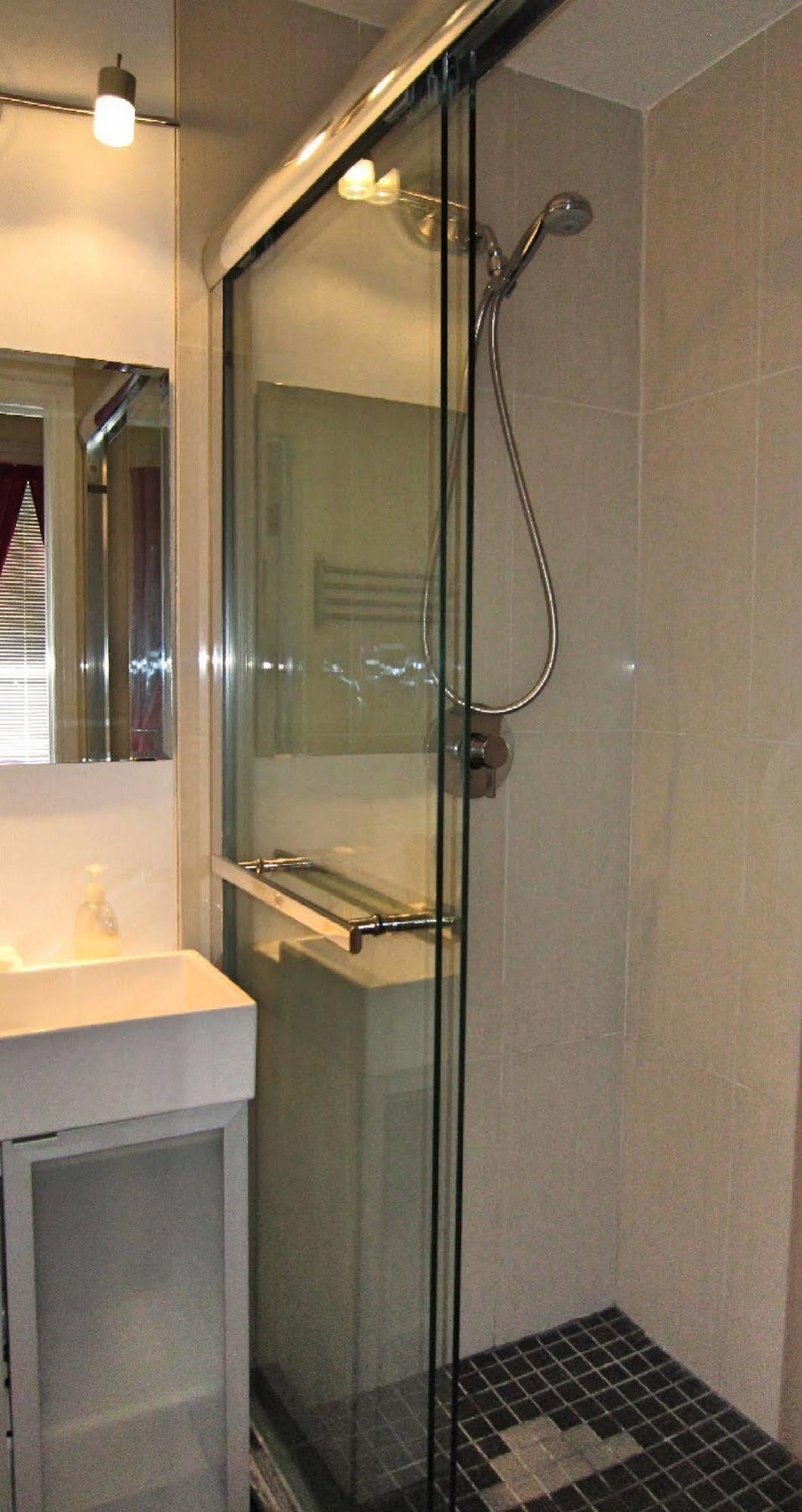 Spadina 11 Guesthouse Toronto Bagian luar foto
