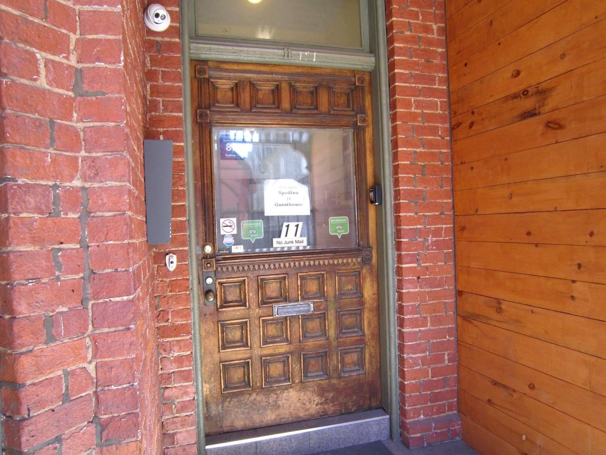 Spadina 11 Guesthouse Toronto Bagian luar foto