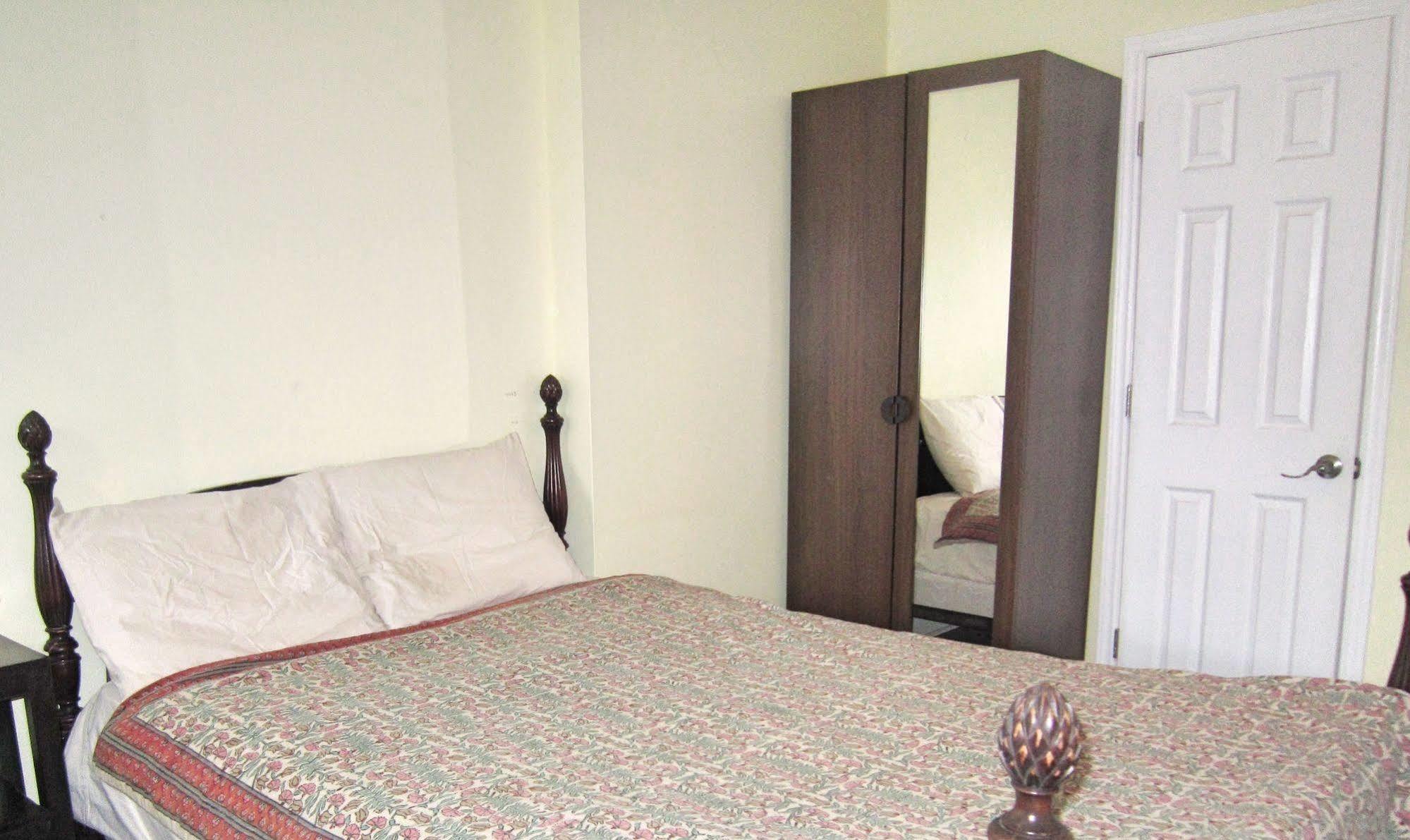 Spadina 11 Guesthouse Toronto Bagian luar foto