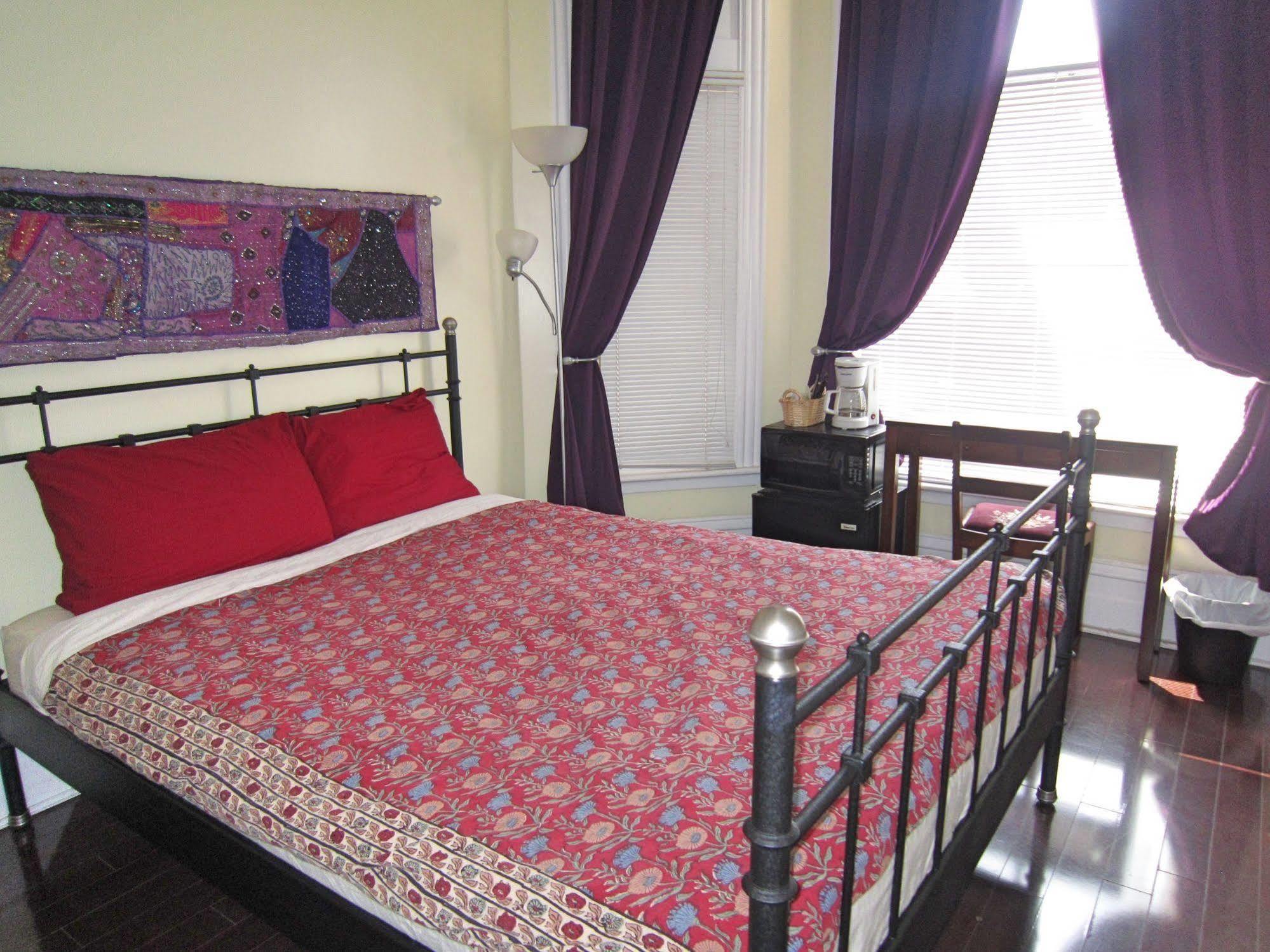 Spadina 11 Guesthouse Toronto Bagian luar foto