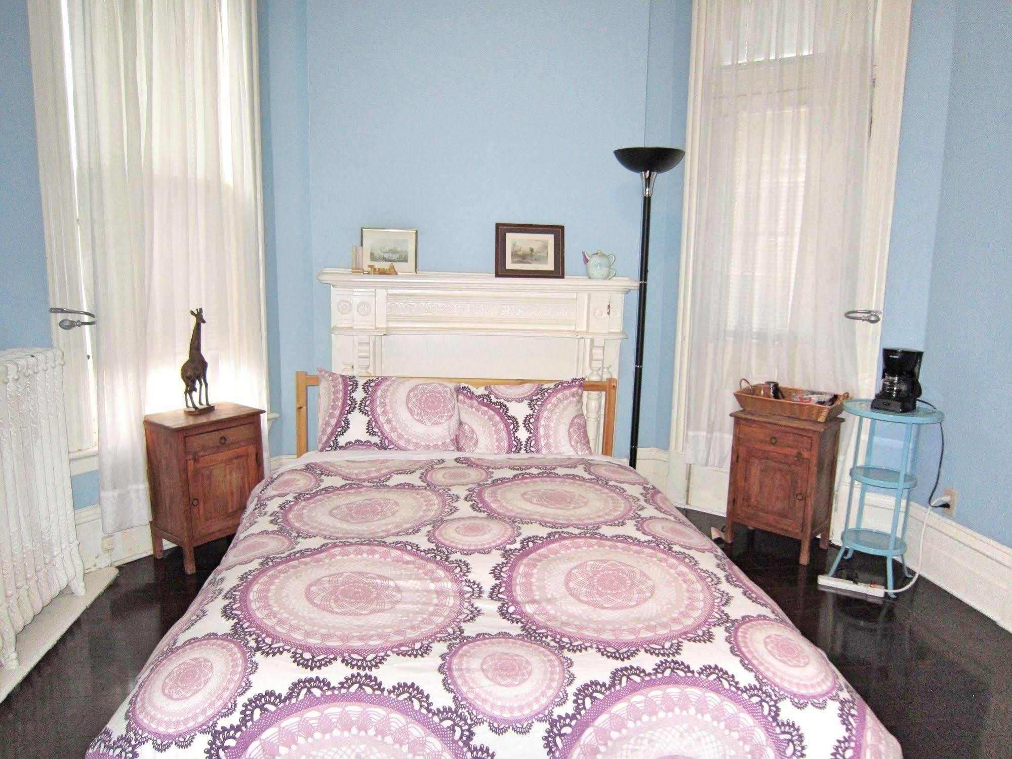 Spadina 11 Guesthouse Toronto Bagian luar foto