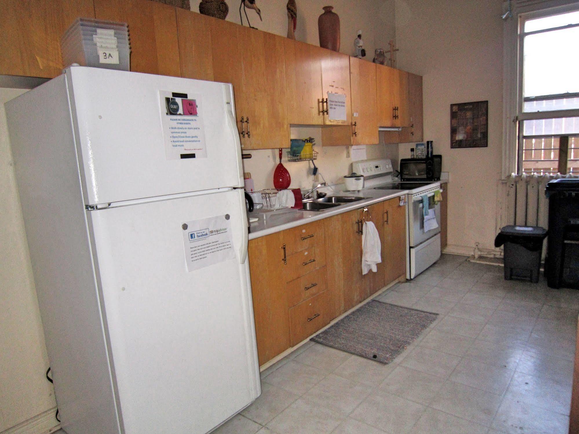 Spadina 11 Guesthouse Toronto Bagian luar foto