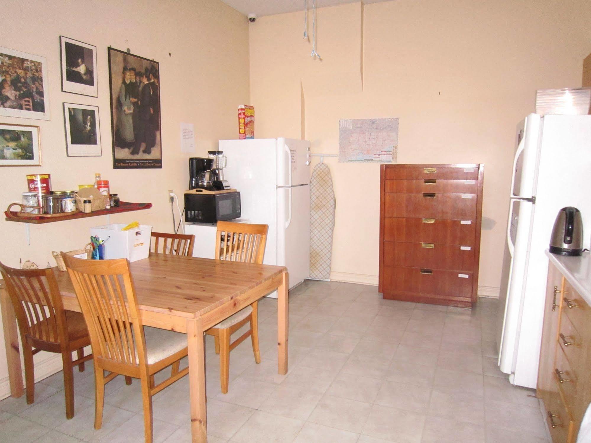 Spadina 11 Guesthouse Toronto Bagian luar foto
